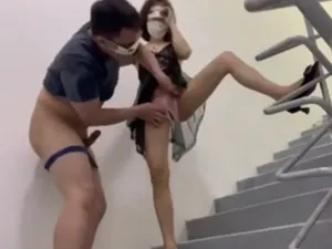 Hai vợ yêu Ông xã nện trên cầu thang cực phê
