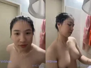 Gái vú đẹp, vừa call với người tình vừa tắm
