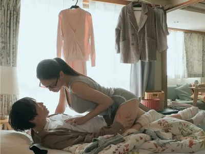 được chị cạnh nhà "an ủi" khi cô bạn gái đi ngoại tình