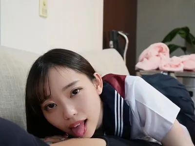 Nữ sinh ngây thơ bị tên ba cóc chọc cò giả vào lồn