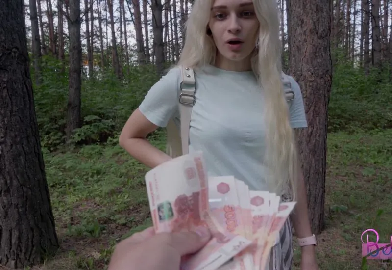 Dùng tiền gạ đụ em ghệ hám tiền ngay trong rừng vắng vẻ