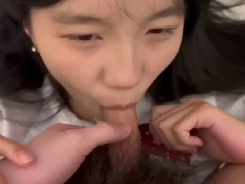 Em loli dễ thương mút thằng nhỏ biến em thành con em đào nứng lồn p2